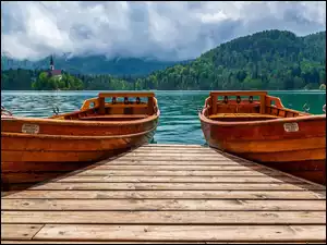 Łodzie na przystani przy Jeziorze Bled