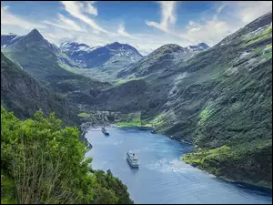Statki w zatoce na tle gór w Norwegii