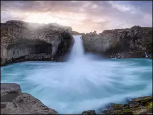 Wodospad Aldeyjarfoss, Islandia, Skały, Chmury, Bazaltowe, Rzeka Skjalfandafljot