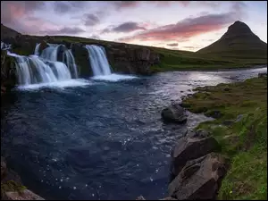 Rzeka, Góra Kirkjufell, Chmury, Islandia, Wodospad Kirkjufellsfoss, Półwysep Snaefellsnes