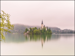 Wyspa z kościołem Zwiastowania Marii Panny na jeziorze Bled