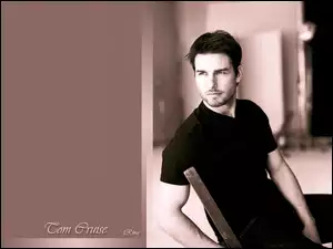 Tom Cruise, czarna koszulka