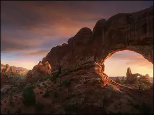 Łuk skalny Double Arch w blasku zachodzącego słońca w stanie Utah