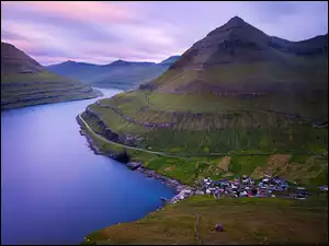 Miasteczko w dolinie nad morzem na Wyspach Owczych