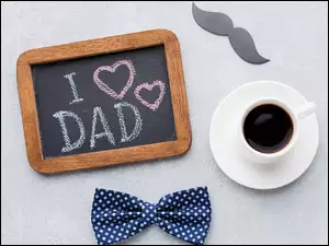 Tabliczka z napisem I love Dad obok kawy i muszki