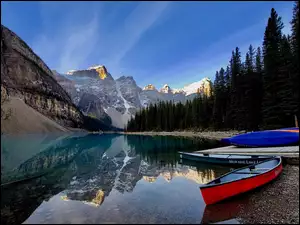 Łodzie na brzegu jeziora Moraine na tle Gór Skalistych w Parku Narodowym Banff w Kanadzie