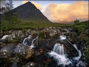 Szkocja, Szczyt Buachaille Etive Mor, Region Highland, Roślinność, Chmury, Rzeka, River Coupall, Góra, Kamienie