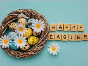 Napis Happy Easter obok jejeczek i stokrotek w gnieździe