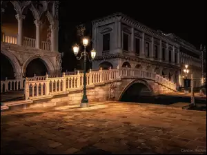 Plac San Marco w Wenecji nocą