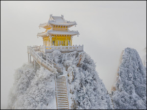 Ośnieżone schody i pagoda