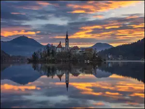 Odbicie, Jezioro Bled, Chmury, Alpy Julijskie, Zachód słońca, Wyspa Blejski Otok, Kościół Zwiastowania Marii Panny, Słowenia, Góry