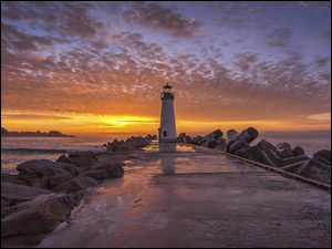 Latarnia morska Walton Lighthouse w Santa Cruz na tle wschodu słońca