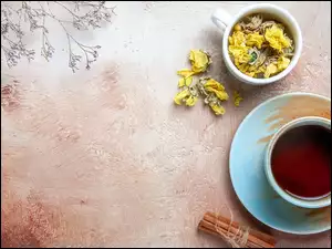 Filiżanka z herbatą i suchymi kwiatami