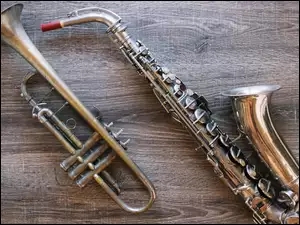 Saksofon i trąbka na drewnie