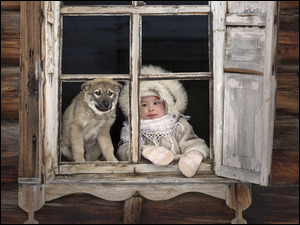 Dziewczynka z psem przy oknie
