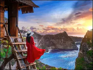 Kobieta na drabinie z widokiem na wyspę Nusa Penida