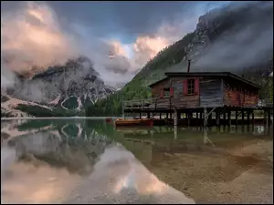 Drewniany, Włochy, Domek, Pomost, Chmury, Góry, Południowy Tyrol, Jezioro, Łódki, Dolomity, Mgła, Lago di Braies, Pragser Wildsee