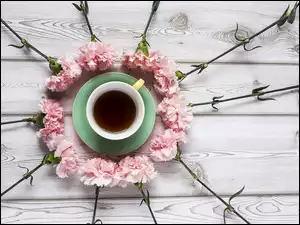 Goździki dookoła herbaty