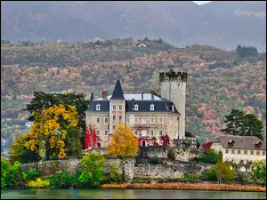 Zamek Châteauvieux nad jeziorem Annecy w Duingt we Francji