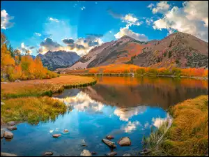 Kolorowa jesień nad jeziorem North Lake w górach Sierra Nevada w Kalifornii