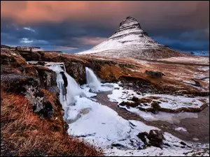 Góra Kirkjufell, Zima, Wodospad Kirkjufellsfoss, Islandia, Chmury