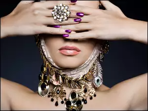 Kobieta z biżuterią na szyi