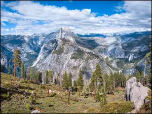 Widok na góry Glacier Point w dolinie Yosemite Valley