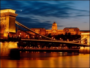 Oświetlony most nad Dunajem