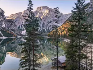 Pragser Wildsee, Góry, Włochy, Jezioro, Dom, Drzewa, Dolomity