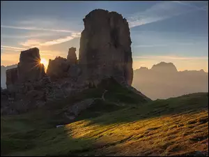 Promienie słońca w skalnych formacjach Dolomitów