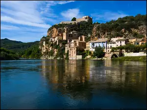 Chmury, Miravet, Niebo, Rzeka Ebro, Góry, Skały, Zamek w Miravet, Hiszpania, Domy