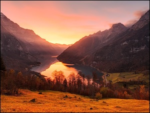 Góry, Dolina, Las, Klontal Valley, Kanton Glarus, Domy, Alpy, Szwajcaria, Drzewa, Jezioro Klontalersee, Wschód słońca