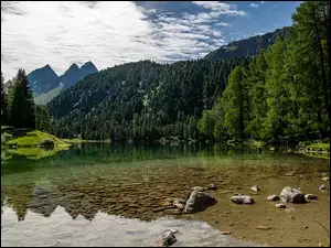 Jezioro Lago de Palpuogna na tle szwajcarskich Alp