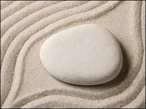 Kamień między liniami piasku
