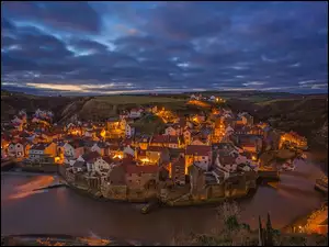 Malownicza wieś nad rzeką w Anglii
