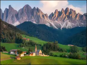 Val di Funes, Lasy, Wieś, Domy, Dolomity, Santa Maddalena, Drzewa, Góry, Chmury, Dolina, Włochy