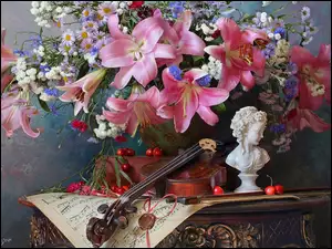Skrzypce obok popiersi kobiety i kwiatów w wazonie