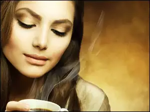 Kobieta z kubkiem kawy w dłoniach