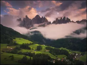 Włochy, Dolomity, Księżyc, Mgła, Chmury, Domy, Las, Góry, Drzewa