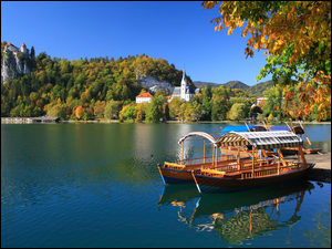 Łodzie wycieczkowe na jeziorze Bled w Triglav National Park