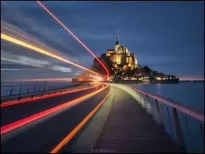 Refleksy świetlne na moście prowadzącym do opactwo św Archanioła na wyspie Mont Saint Michel
