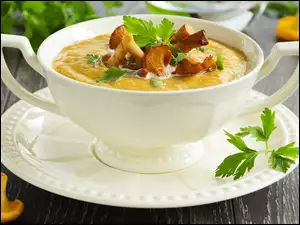 Zupa grzybowo-ziemniaczana przyozdobiona natką pietruszki