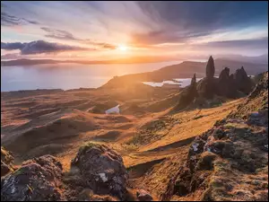 Wschód słońca, Formacja Old Man of Storr, Skały, The Storr, Wyspa Skye, Szkocja, Cieśnina, Półwysep Trotternish, Wzgórza, Jeziora