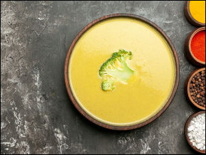 Zupa krem z brokuł i przyprawy w miseczkach