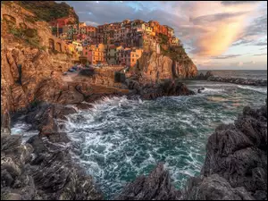 Chmury, Domy, Zatoka, Kolorowe, Gmina Riomaggiore, Włochy, Morze Liguryjskie, Miejscowość Manarola, Cinque Terre, Skały