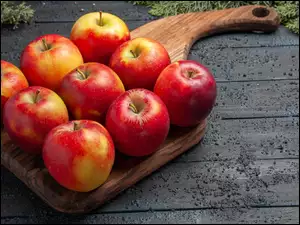 Jabłka ułożone na deskach