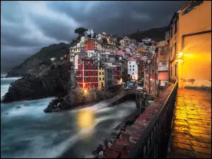 Riomaggiore, Domy, Zatoka, Morze, Cinque Terre, Światła, Kolorowe, Włochy, Skały, Miejscowość, Noc