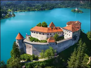 Zamek nad brzegiem jeziora Bled w Słowenii
