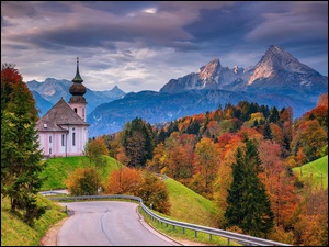 Kościół w jesiennych leśnych górach