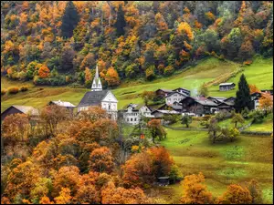 Miasteczko w szwajcarskich Alpach jesienią